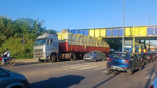 Llevaba yerba en camión, se le cayó bajo un puente y la policía tuvo que custodiarlo