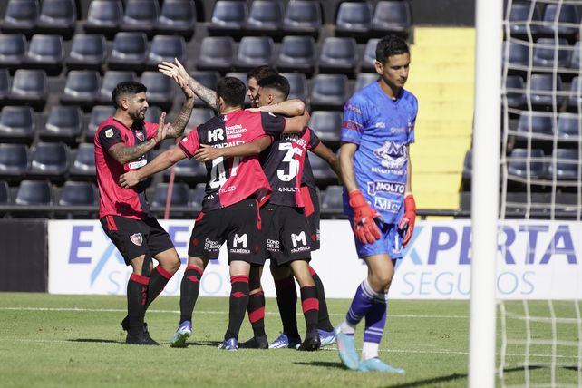 Esteban Fernández festeja uno de sus goles ante Midland con Panchito González