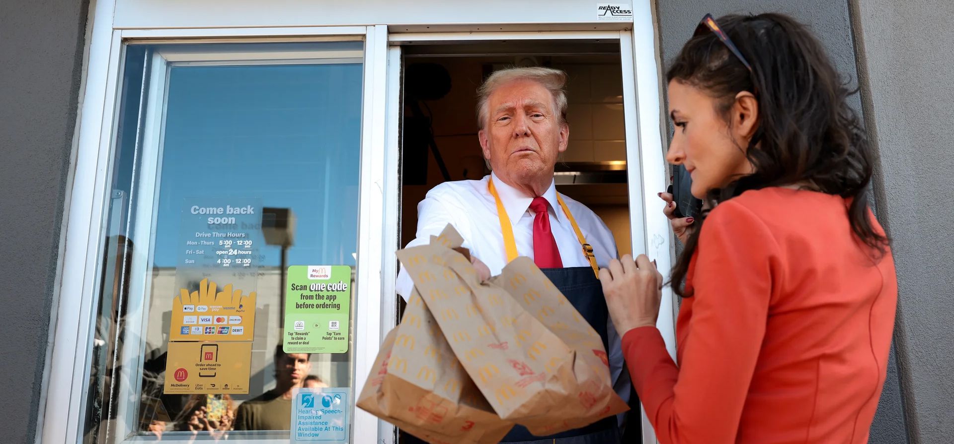 El candidato presidencial republicano, el expresidente Donald Trump, trabaja en la fila de autoservicio mientras visita un restaurante McDonald's en Feasterville-Trevose mientras hace campaña en el estado, Pensilvania, Estados Unidos. Fotografía: Win McNamee/Getty Images/AP