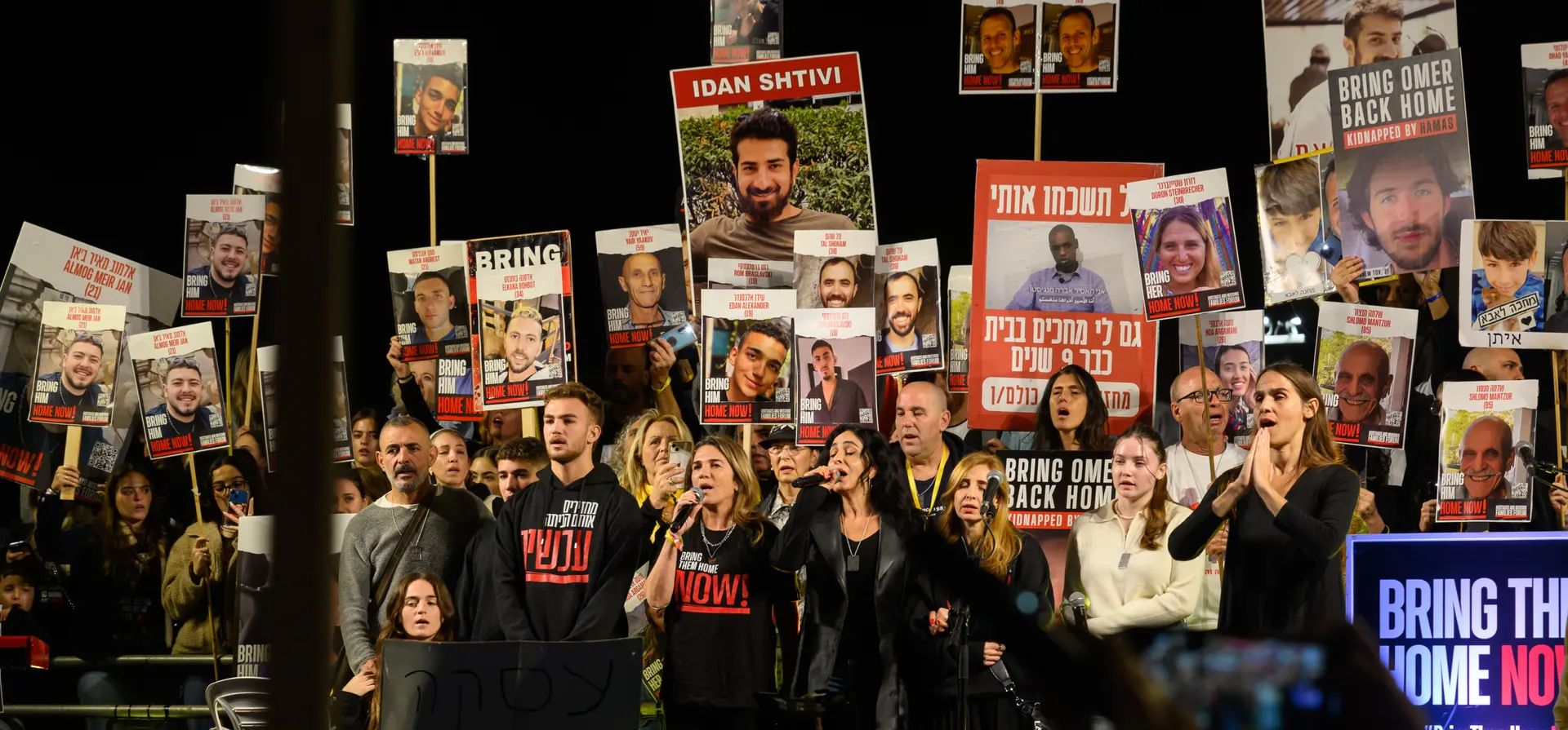 La cantante Rita (centro) canta el himno nacional israelí, Hatikvah, junto a rehenes recientemente liberados de Gaza, Tel Aviv, Israel. Fotografía: Alexi J Rosenfeld/Getty Images La cantante Rita (centro) canta el himno nacional israelí, Hatikvah, junto a rehenes recientemente liberados de Gaza, Tel Aviv, Israel. Fotografía: Alexi J Rosenfeld/Getty Images