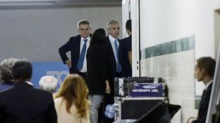 Alberto Fernández y el jefe de Gabinete Agustín Rossi al entrar al encuentro