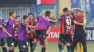 El festejo del cuerpo técnico de Patronato en las redes sociales