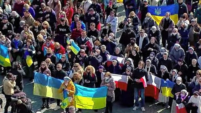 En la plaza San Pedro escuchaban a Francisco con banderas de Ucrania