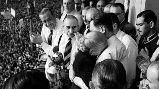 Acto de renunciamiento de Eva Duarte al pedido de la CGT. La Central sindical instó a que Evita sea candidata a la vicepresidencia de la Nación en la fórmula: Perón - Perón. Agosto de 1951.&nbsp;