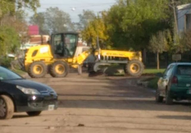 Después de ocho meses llegó la motoniveladora a Altos del Valle
