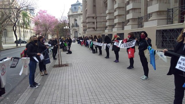 Las maestras jardineras volvieron a rodear la sede de Gobernación.
