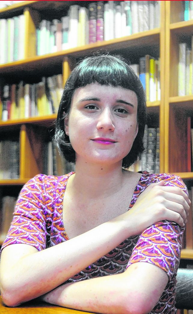 Amor por los libros. Julia en la biblioteca de Filosofía de la UNR. 