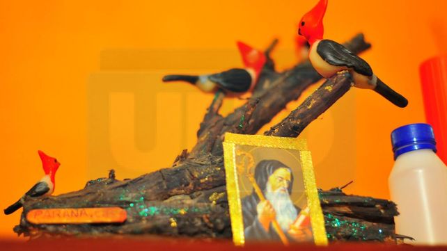 Devotos. La imagen de San Benito está en toda la casa.&nbsp;