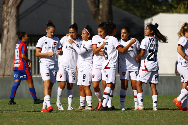 Newells lidera el torneo de primera en su rama femenina.