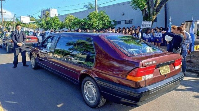 El cortejo fúnebre pasó por las puertas de la escuela primaria