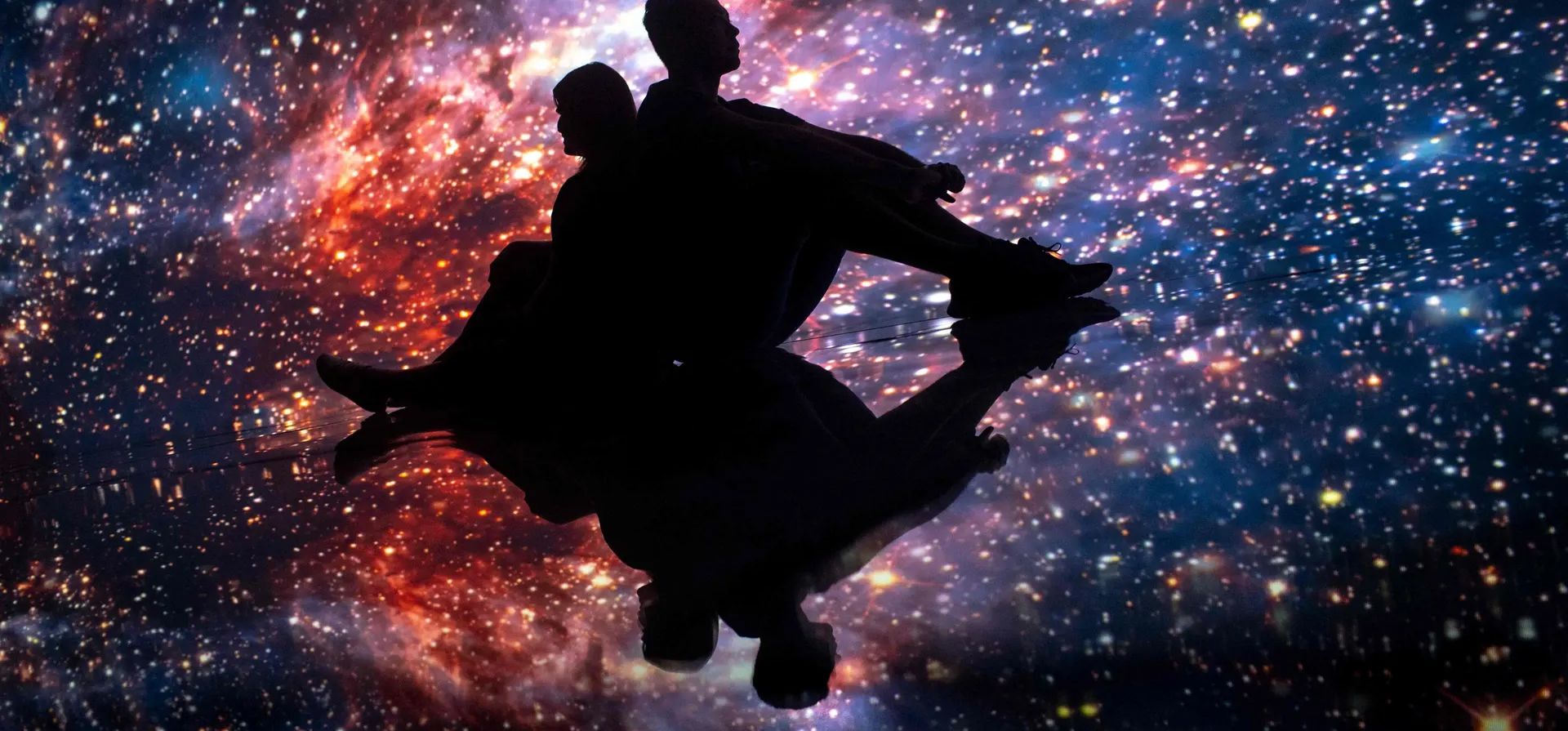 Río de Janeiro, Brasil. Una pareja visita la exposición Sea of Mirrors Ocean en el acuario de la ciudad. Fotografía: Mauro Pimentel/AFP/Getty Images Río de Janeiro, Brasil. Una pareja visita la exposición Sea of Mirrors Ocean en el acuario de la ciudad. Fotografía: Mauro Pimentel/AFP/Getty Images