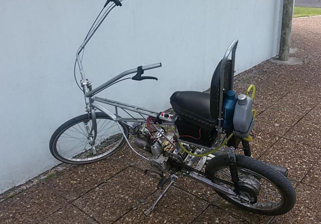 Ensayo y error. De ese modo logró que el motor funcione.