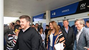 María Eugenia Vidal, una de las aspirantes a la Presidencia por Juntos por el Cambio, arriba a la ciudad de Santa Fe junto con el diputado rosarino del PRO Federico Angelini.