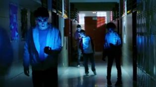 Preocupa la tendencia de los chicos que de noche prefieren estar conectados a dormir