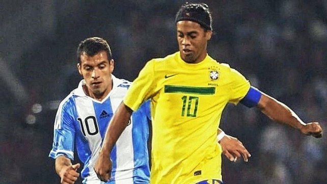 Héctor Canteros enfrentando a Ronaldinho en el clásico sudamericano protagonizado entre la Selección Argentina y Brasil.