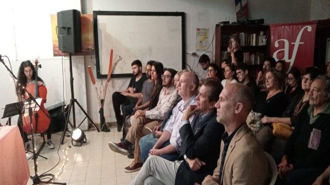 Escritores locales destacados ofrecieron lecturas de poesía