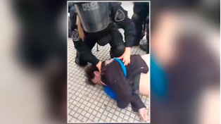 Murió un hombre que fue detenido por la policía durante la protesta en el Obelisco