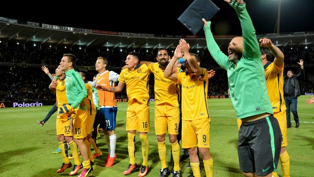 Rosario Central venció a Boca en un partido caliente y se metió en semis