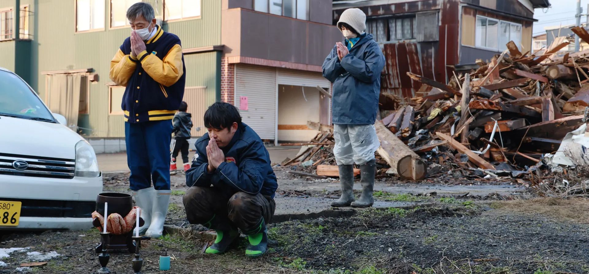 Los residentes ofrecen oraciones por las víctimas del terremoto de magnitud 7,6 del día de Año Nuevo, en la prefectura de Ishikawa, Suzu, Japón. Fotografía: Jiji Press/EPA Los residentes ofrecen oraciones por las víctimas del terremoto de magnitud 7,6 del día de Año Nuevo, en la prefectura de Ishikawa, Suzu, Japón. Fotografía: Jiji Press/EPA