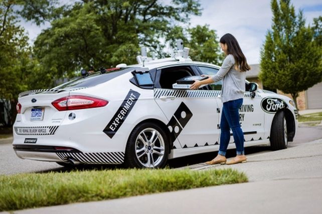 adelanto. Los clientes de Dominos recibirán mensajes de texto cuando el vehículo salga y llegue a destino.