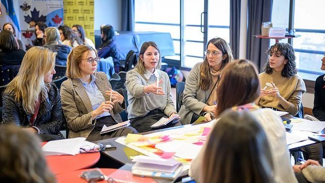 Seis de cada 10 mujeres en Argentina reciben mensajes sexuales o misóginos. De quienes tienen voz pública 80% limitó su participación en redes por el ciberacoso