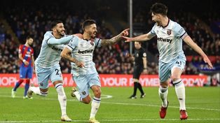 Lanzini festeja uno de sus goles en la Premier.