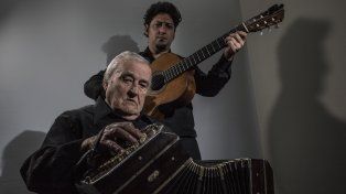Cholo Montironi presenta su último disco en el teatro La Comedia junto al guitarrista Martín Tessa