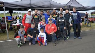 La familia entera asiste a las carreras de karting de la región.&nbsp;