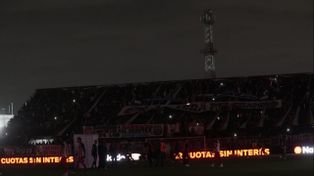 El Chiqui Tapia a oscuras: el estreno del sistema lumínico del estadio fue un papelón