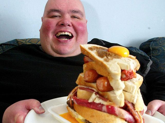 Un hombre quiso ser el más gordo del mundo y ahora pelea por su vida
