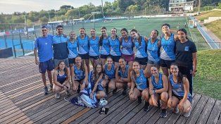 Rowing en el patio de su casa, con la copa en su poder.