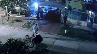 Bº Sargento Cabral: captaron a delincuentes trepando al techo de una casa en un intento de robo en banda