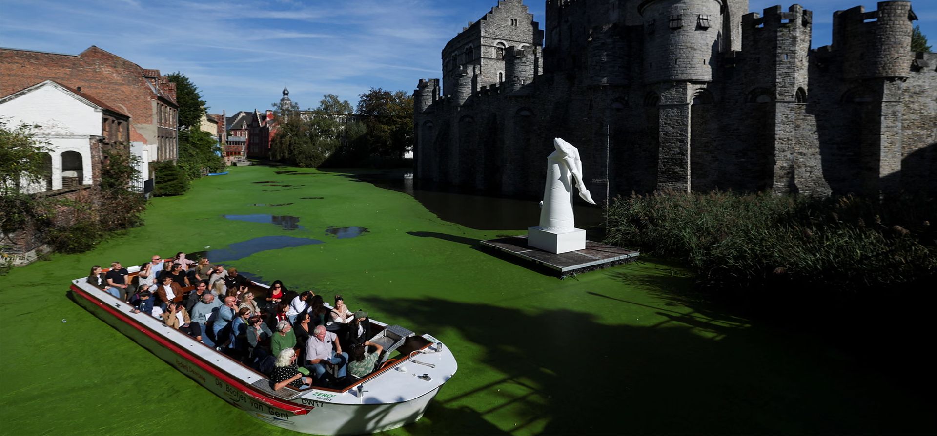 Un barco turístico recorre un tramo del río Lys cubierto de lentejas de agua, frente al castillo de Gravensteen. El calor prolongado durante uno de los veranos más secos registrados en Europa ha provocado un mayor crecimiento de lentejas de agua en el río, Gante, Bélgica. Fotografía: Stéphanie Lecocq/Reuters Un barco turístico recorre un tramo del río Lys cubierto de lentejas de agua, frente al castillo de Gravensteen. El calor prolongado durante uno de los veranos más secos registrados en Europa ha provocado un mayor crecimiento de lentejas de agua en el río, Gante, Bélgica. Fotografía: Stéphanie Lecocq/Reuters