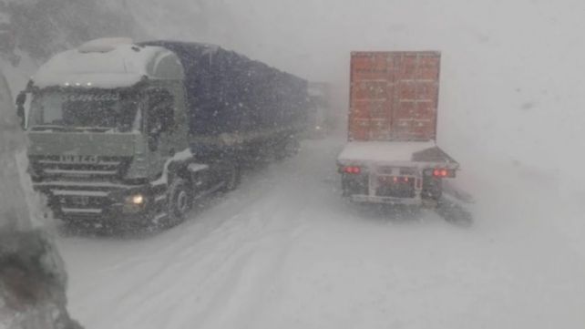 Más de 400 turistas y camioneros varados en la alta montaña mendocina por el temporal de nieve