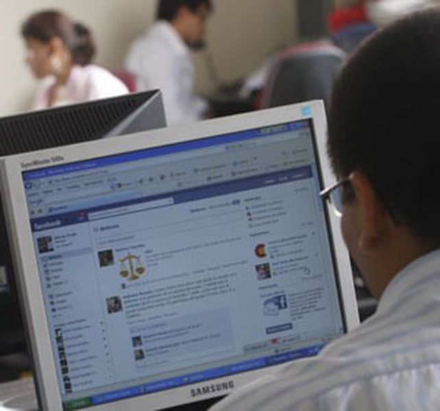 Usar Facebook y Twitter en la oficina mejora la productividad