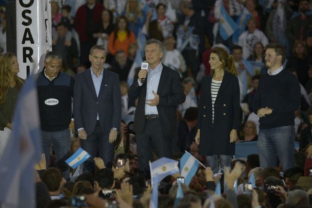 Macri fue seguido por una multitud en el Parque España.&nbsp;
