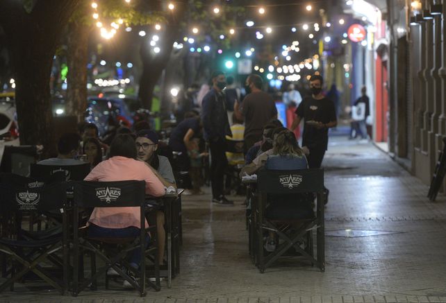 Aunque con restricciones, los rosarinos poblaron los sectores gastronómicos