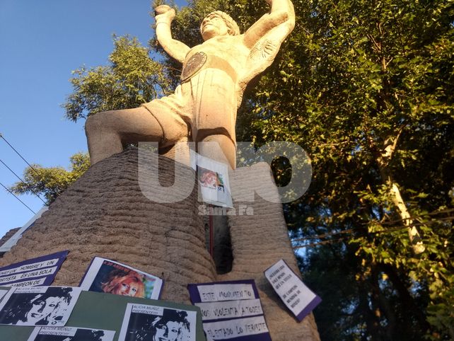 El monumento a Carlos Monzón se tiñó de lila en la Costanera