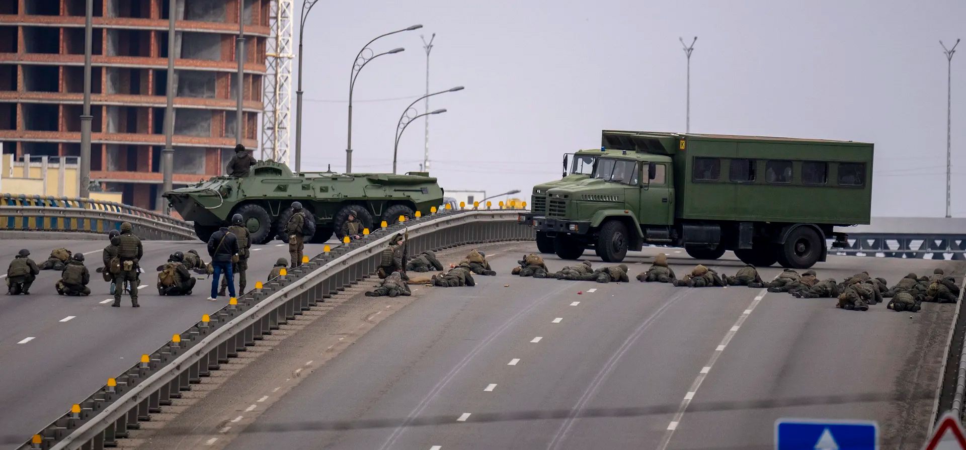 Soldados ucranianos toman posición en un puente dentro de la ciudad de Kiev, Ucrania, el viernes 25 de febrero de 2022. Rusia presionó su invasión a las afueras de la capital el viernes después de lanzar ataques aéreos contra ciudades y bases militares y enviar tropas y tanques.