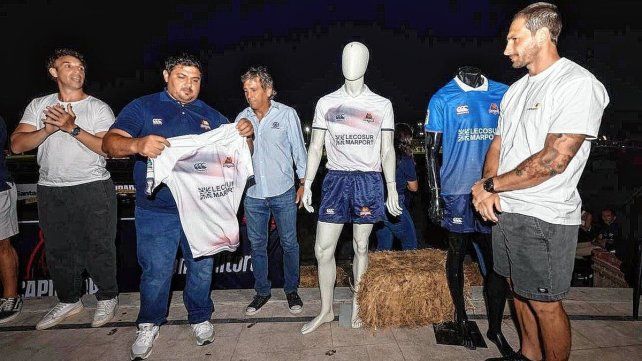 Maximiliano Chinchu Bustos uno de los entrenadores de Capibaras XV posando con la camiseta oficial.