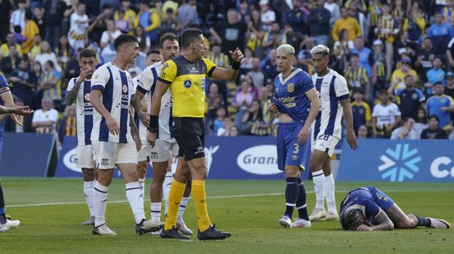 El árbitro Yoel Falcón sanciona un penal ante una dura falta contra Damián Martínez.