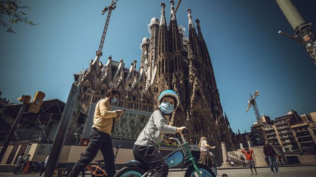 España aumenta las restricciones por el coronavirus pero descarta un confinamiento total
