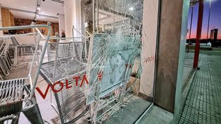 Vandalizaron y robaron una heladería en plena Costanera santafesina