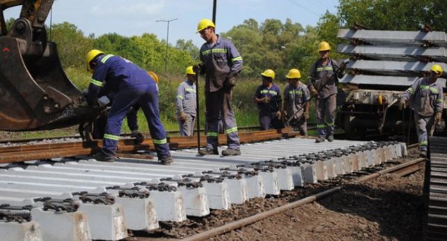 fallas. El proyecto estableció la construcción de 314 kilómetros de vías en dos etapas. A meses de funcionar el tren se detectaron las deficiencias.