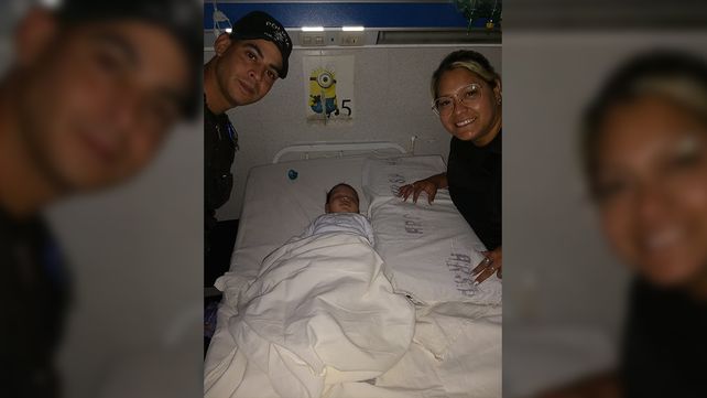 Candela Vignotti y suboficial Juan Rivas junto a Tadeo.