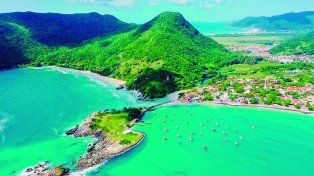 También conocida como la isla mágica. Florianópolis ofrece paisajes selváticos, playas extensas y un centro con mucha historia.