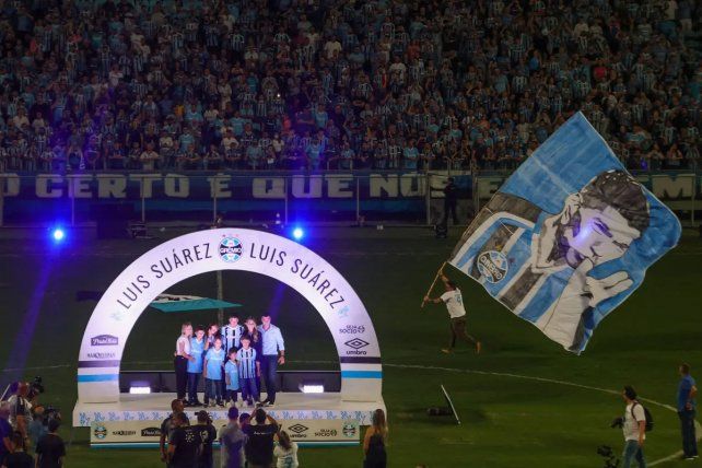 Los hinchas colmaron el Arena do Gremio para recibir al uruguayo Luis Suárez