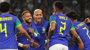Richarlison, de frente con Neymar, festejando uno de los goles de Brasil en el Mundial.&nbsp;