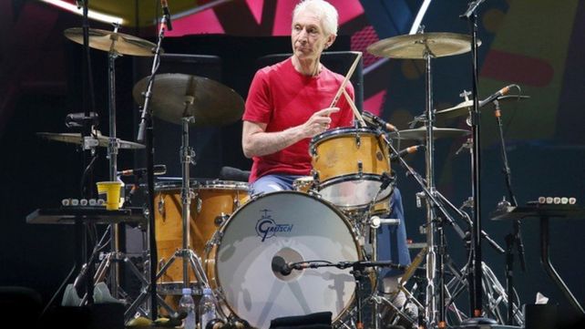 Menos es más. Charlie al comando de su Gretsch color madera.