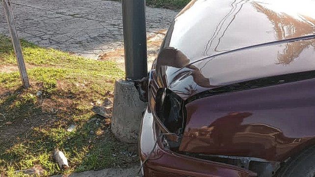 Alcoholizado, chocó contra un poste de luz en Paraná